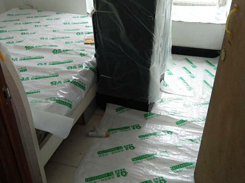 地面家具成品保護：1、墻地面瓷磚，在鋪貼未干固的情況下，不要急于勾縫，以免人為地造成瓷磚松動、高低不平，影響施工效果。 　　2、地面瓷磚干固前，不要在上面走動、堆放雜物，以免造成瓷磚松動、高低不平。 　　3、地面瓷磚鋪貼完后，最好使用成品保護膜覆蓋磚面，既可以防止裝修時的沙子磨傷地面，同時也能有效地防止油漆涂料等有色液體滴落磚面，造成地面污染。 　　4、做好浴缸、面盆的保護 　　衛(wèi)生間浴缸、面盆的安裝一般都在早期進行，在后期施工中，這些設施難免會被大量粉塵、小水泥渣等異物污染。