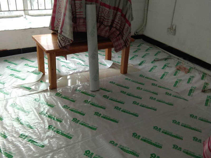 地面家具成品保護：1、墻地面瓷磚，在鋪貼未干固的情況下，不要急于勾縫，以免人為地造成瓷磚松動、高低不平，影響施工效果。 　　2、地面瓷磚干固前，不要在上面走動、堆放雜物，以免造成瓷磚松動、高低不平。 　　3、地面瓷磚鋪貼完后，最好使用成品保護膜覆蓋磚面，既可以防止裝修時的沙子磨傷地面，同時也能有效地防止油漆涂料等有色液體滴落磚面，造成地面污染。 　　4、做好浴缸、面盆的保護 　　衛(wèi)生間浴缸、面盆的安裝一般都在早期進行，在后期施工中，這些設施難免會被大量粉塵、小水泥渣等異物污染。