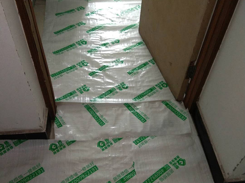 地面家具成品保護：1、墻地面瓷磚，在鋪貼未干固的情況下，不要急于勾縫，以免人為地造成瓷磚松動、高低不平，影響施工效果。 　　2、地面瓷磚干固前，不要在上面走動、堆放雜物，以免造成瓷磚松動、高低不平。 　　3、地面瓷磚鋪貼完后，最好使用成品保護膜覆蓋磚面，既可以防止裝修時的沙子磨傷地面，同時也能有效地防止油漆涂料等有色液體滴落磚面，造成地面污染。 　　4、做好浴缸、面盆的保護 　　衛(wèi)生間浴缸、面盆的安裝一般都在早期進行，在后期施工中，這些設施難免會被大量粉塵、小水泥渣等異物污染。