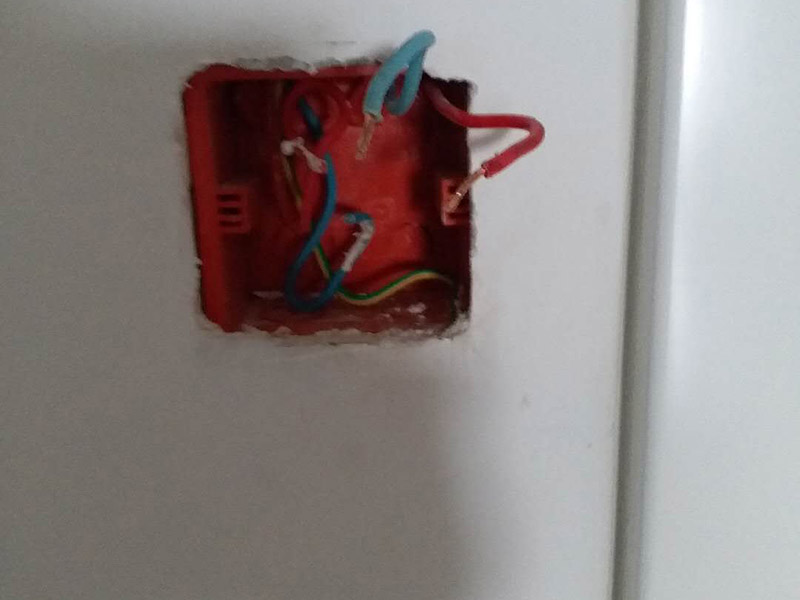 電路檢查維修:觀察。高手不僅看電路板的外觀，還常常積累一些電路組成，電路板年限，接口外設(shè)等經(jīng)驗(yàn)。有什么好處？維修中可以減少失誤，尤其在維修過程中各種方法都使完卻沒有發(fā)現(xiàn)故障時(shí)。詳細(xì)詢問設(shè)備管理人員該電路板的詳細(xì)情況，越詳細(xì)越好。建立大量的數(shù)據(jù)再做分析和測試，然后再確定。檢驗(yàn)是必須要做的工作，也是最花費(fèi)時(shí)間的工作。千萬不要以剛維修過的經(jīng)驗(yàn)做論點(diǎn)先入為主，更不可有些似似而非的觀點(diǎn)留下來。