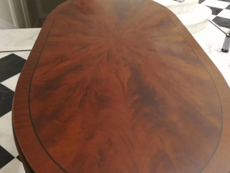 家具翻新打蠟：首先要去除家具表面的灰塵，在打掃灰塵時(shí)，一定要用兩塊潔凈的棉布，一是潤濕的，二是干的。先用潤濕的棉布將其表面干凈，再用干的棉布將那些水漬擦干?；覊m一定要弄干凈，不然在上蠟時(shí)，有灰塵會(huì)加大棉布與木質(zhì)家具之間的摩擦，將其表面損壞。 木制家具若是以前上過蠟的，先將原蠟去除。在去除時(shí)一定要小心，應(yīng)該用用溫性的清潔劑或者淡淡的非堿性肥皂水，將表面擦拭干凈，尤其要注意家具的一些縫隙要講它們的灰塵處理干凈，還有一些表面有一點(diǎn)損壞的，一定要小心再小心的處理，不然再次上蠟后會(huì)影響他的光澤度。 在處理木制家具的原蠟后，就該將家具表面重新上蠟了，先將準(zhǔn)備好的蠟涂在潔凈的棉布上，注意蠟的用量，以免用量過多，導(dǎo)致蠟在木制家具的表面涂抹不勻。然后將涂有蠟的棉布順著木材的紋理方向給家具上蠟，上蠟時(shí)，要掌握由淺入深、由點(diǎn)及面的原則，循序漸進(jìn)，均勻上蠟。等到把蠟全部上好就可以了。
