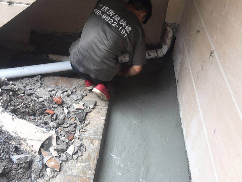 露臺防水維修：1、在露臺防水施工過程中應當使用相應的涂膜防水材料，而且所使用的防水材料應當符合于國家的相關規(guī)定，并且具有商品相應的合格證書;在進行露臺防水材料的施工過程中，其表面應當保持平坦，不可以有空鼓及開裂等現(xiàn)象，其底層的含水率同時也需要達到標準。  2、對于防水層的設計應當從地面一直延伸到墻面，在露臺防水材料的施工過程中應當與順流水方向搭接，可以采用兩層以上的玻纖布來進行上下的搭接；再者就是保護層的水泥砂漿的厚度與強度也必須符合規(guī)定，在施工過程中嚴禁損壞防水層，而且要做好排水的疏通工作，不可以有積水倒坡的情況。