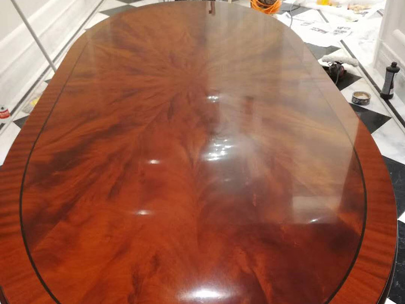 家具翻新打蠟：首先要去除家具表面的灰塵，在打掃灰塵時(shí)，一定要用兩塊潔凈的棉布，一是潤濕的，二是干的。先用潤濕的棉布將其表面干凈，再用干的棉布將那些水漬擦干?；覊m一定要弄干凈，不然在上蠟時(shí)，有灰塵會(huì)加大棉布與木質(zhì)家具之間的摩擦，將其表面損壞。 木制家具若是以前上過蠟的，先將原蠟去除。在去除時(shí)一定要小心，應(yīng)該用用溫性的清潔劑或者淡淡的非堿性肥皂水，將表面擦拭干凈，尤其要注意家具的一些縫隙要講它們的灰塵處理干凈，還有一些表面有一點(diǎn)損壞的，一定要小心再小心的處理，不然再次上蠟后會(huì)影響他的光澤度。 在處理木制家具的原蠟后，就該將家具表面重新上蠟了，先將準(zhǔn)備好的蠟涂在潔凈的棉布上，注意蠟的用量，以免用量過多，導(dǎo)致蠟在木制家具的表面涂抹不勻。然后將涂有蠟的棉布順著木材的紋理方向給家具上蠟，上蠟時(shí)，要掌握由淺入深、由點(diǎn)及面的原則，循序漸進(jìn)，均勻上蠟。等到把蠟全部上好就可以了。