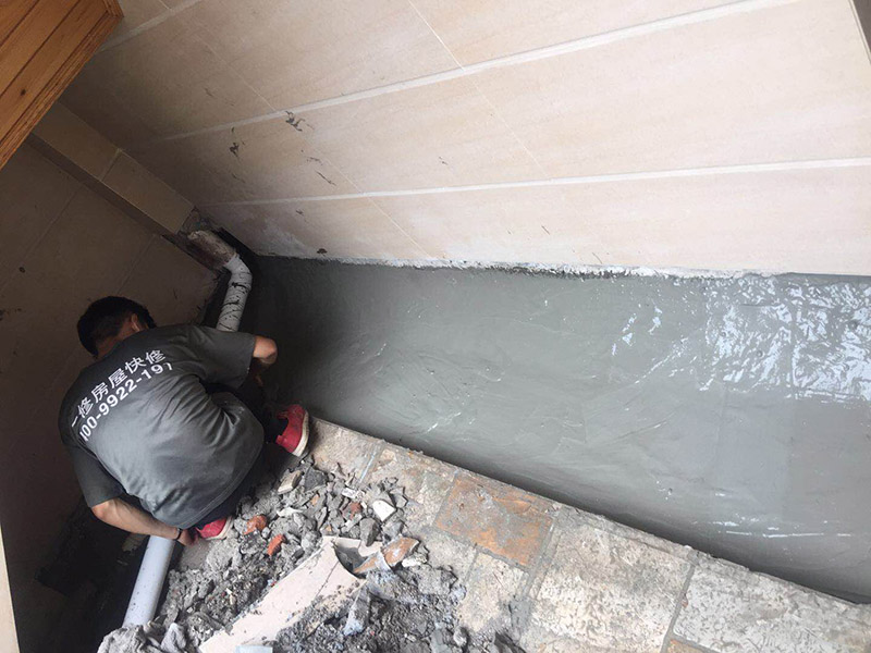 露臺防水維修：1、在露臺防水施工過程中應當使用相應的涂膜防水材料，而且所使用的防水材料應當符合于國家的相關規(guī)定，并且具有商品相應的合格證書;在進行露臺防水材料的施工過程中，其表面應當保持平坦，不可以有空鼓及開裂等現(xiàn)象，其底層的含水率同時也需要達到標準。  2、對于防水層的設計應當從地面一直延伸到墻面，在露臺防水材料的施工過程中應當與順流水方向搭接，可以采用兩層以上的玻纖布來進行上下的搭接；再者就是保護層的水泥砂漿的厚度與強度也必須符合規(guī)定，在施工過程中嚴禁損壞防水層，而且要做好排水的疏通工作，不可以有積水倒坡的情況。