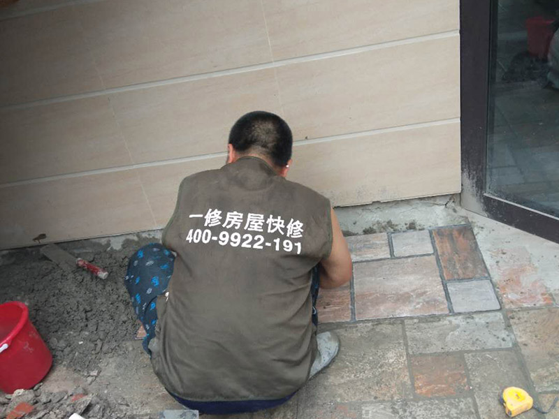 露臺(tái)瓷磚鋪貼:地面磚鋪貼前應(yīng)浸水潤濕。鋪貼前應(yīng)進(jìn)行對(duì)色、拼花、應(yīng)根據(jù)設(shè)計(jì)要求確定結(jié)合層砂漿厚度,拉十字線控制其厚度和石材、地磚平整度。結(jié)合層砂漿宜采用體積干硬性水泥砂漿,厚度宜高出實(shí)鋪厚度2—3毫米。鋪貼前應(yīng)在水泥砂漿上刷一道素水泥漿。石材、地面磚鋪貼時(shí)保持水平就位,用橡皮錘輕擊使其與砂漿粘結(jié)緊密,同時(shí)調(diào)整其表面平整度及縫寬。鋪貼后應(yīng)及時(shí)清理表面,24小時(shí)后勾縫。