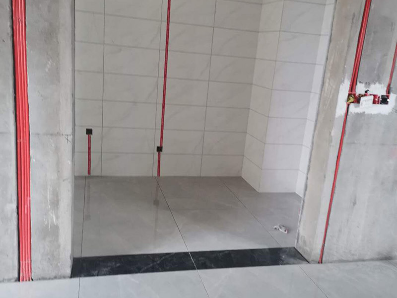 全屋電路走線：一、開槽不能太用力，工人需要按照電路圖的指示，在墻地面相應(yīng)的位置開槽，千萬不能進行盲目施工或者隨意開槽埋管，以免破壞承重墻。另外，槽道的轉(zhuǎn)角處要做好圓角處理，以防轉(zhuǎn)角處尖銳的直角刮破穿線管。 二、電線一定要穿管 電線不能直接埋入墻內(nèi)，一定要穿過PVC管，否則就容易老化與損壞，而且后期維修起來也比較困難。也就是說，不把墻體重新鑿開，都無法對電線進行更換。 三、一根管內(nèi)電線不能太多一根管道中的電線，不能超過管道橫截面積的40%。一般一根管道內(nèi)可以傳入三根電線，如果電線太多，不僅會影響管道的正常使用壽命，而且還會增加安全隱患。 四、強弱電線要分開 強電的管道不能與弱電的管道位于同一個凹槽內(nèi)。強電線更是不能與弱電線穿進同一根管道內(nèi)，否則強電線通電時產(chǎn)生的電磁波會對弱電信號產(chǎn)生很大的影響。另外，如果強電線管道與弱電線管道相交了，那就需要用鋁箔紙包裹住兩者的相交部分。五、強弱電要分色區(qū)別在電路改造</a>時，火線、零線和接地線應(yīng)該用不同顏色的電線來表示。一般情況下，火線用紅色或黑色的線表示，零線用綠色或藍色的線表示，接地線用黃綠相間的雙色線表示。另外，強電和弱電的穿線管也要注意顏色區(qū)分，強電的穿線管通常使用紅色的管子，弱電的穿線管使用綠色或藍色的管子。 六、管道內(nèi)要無接頭，電線線路需要彎曲或分支時，一定要使用專門的彎頭和護套盒進行連接。如果電線不夠長，要在護套盒內(nèi)連接，從而保證穿線管內(nèi)的電線沒有接頭。