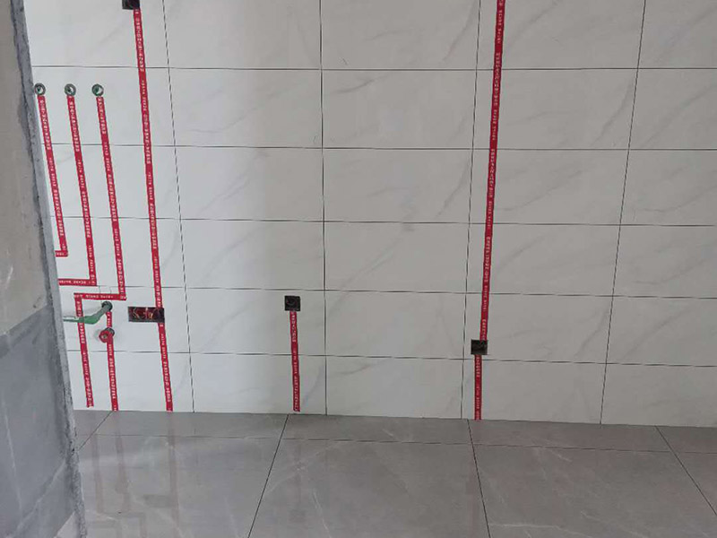 全屋電路走線：一、開槽不能太用力，工人需要按照電路圖的指示，在墻地面相應(yīng)的位置開槽，千萬不能進行盲目施工或者隨意開槽埋管，以免破壞承重墻。另外，槽道的轉(zhuǎn)角處要做好圓角處理，以防轉(zhuǎn)角處尖銳的直角刮破穿線管。 二、電線一定要穿管 電線不能直接埋入墻內(nèi)，一定要穿過PVC管，否則就容易老化與損壞，而且后期維修起來也比較困難。也就是說，不把墻體重新鑿開，都無法對電線進行更換。 三、一根管內(nèi)電線不能太多一根管道中的電線，不能超過管道橫截面積的40%。一般一根管道內(nèi)可以傳入三根電線，如果電線太多，不僅會影響管道的正常使用壽命，而且還會增加安全隱患。 四、強弱電線要分開 強電的管道不能與弱電的管道位于同一個凹槽內(nèi)。強電線更是不能與弱電線穿進同一根管道內(nèi)，否則強電線通電時產(chǎn)生的電磁波會對弱電信號產(chǎn)生很大的影響。另外，如果強電線管道與弱電線管道相交了，那就需要用鋁箔紙包裹住兩者的相交部分。五、強弱電要分色區(qū)別在電路改造</a>時，火線、零線和接地線應(yīng)該用不同顏色的電線來表示。一般情況下，火線用紅色或黑色的線表示，零線用綠色或藍色的線表示，接地線用黃綠相間的雙色線表示。另外，強電和弱電的穿線管也要注意顏色區(qū)分，強電的穿線管通常使用紅色的管子，弱電的穿線管使用綠色或藍色的管子。 六、管道內(nèi)要無接頭，電線線路需要彎曲或分支時，一定要使用專門的彎頭和護套盒進行連接。如果電線不夠長，要在護套盒內(nèi)連接，從而保證穿線管內(nèi)的電線沒有接頭。