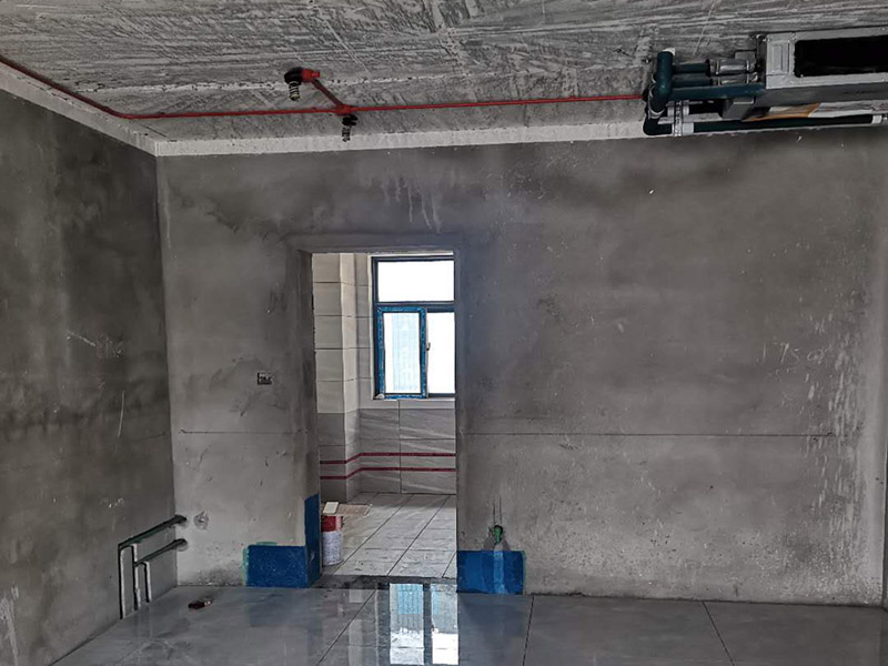 全屋電路走線：一、開槽不能太用力，工人需要按照電路圖的指示，在墻地面相應(yīng)的位置開槽，千萬不能進行盲目施工或者隨意開槽埋管，以免破壞承重墻。另外，槽道的轉(zhuǎn)角處要做好圓角處理，以防轉(zhuǎn)角處尖銳的直角刮破穿線管。 二、電線一定要穿管 電線不能直接埋入墻內(nèi)，一定要穿過PVC管，否則就容易老化與損壞，而且后期維修起來也比較困難。也就是說，不把墻體重新鑿開，都無法對電線進行更換。 三、一根管內(nèi)電線不能太多一根管道中的電線，不能超過管道橫截面積的40%。一般一根管道內(nèi)可以傳入三根電線，如果電線太多，不僅會影響管道的正常使用壽命，而且還會增加安全隱患。 四、強弱電線要分開 強電的管道不能與弱電的管道位于同一個凹槽內(nèi)。強電線更是不能與弱電線穿進同一根管道內(nèi)，否則強電線通電時產(chǎn)生的電磁波會對弱電信號產(chǎn)生很大的影響。另外，如果強電線管道與弱電線管道相交了，那就需要用鋁箔紙包裹住兩者的相交部分。五、強弱電要分色區(qū)別在電路改造</a>時，火線、零線和接地線應(yīng)該用不同顏色的電線來表示。一般情況下，火線用紅色或黑色的線表示，零線用綠色或藍色的線表示，接地線用黃綠相間的雙色線表示。另外，強電和弱電的穿線管也要注意顏色區(qū)分，強電的穿線管通常使用紅色的管子，弱電的穿線管使用綠色或藍色的管子。 六、管道內(nèi)要無接頭，電線線路需要彎曲或分支時，一定要使用專門的彎頭和護套盒進行連接。如果電線不夠長，要在護套盒內(nèi)連接，從而保證穿線管內(nèi)的電線沒有接頭。