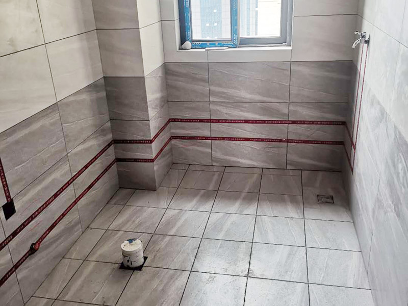 全屋電路走線：一、開槽不能太用力，工人需要按照電路圖的指示，在墻地面相應(yīng)的位置開槽，千萬不能進行盲目施工或者隨意開槽埋管，以免破壞承重墻。另外，槽道的轉(zhuǎn)角處要做好圓角處理，以防轉(zhuǎn)角處尖銳的直角刮破穿線管。 二、電線一定要穿管 電線不能直接埋入墻內(nèi)，一定要穿過PVC管，否則就容易老化與損壞，而且后期維修起來也比較困難。也就是說，不把墻體重新鑿開，都無法對電線進行更換。 三、一根管內(nèi)電線不能太多一根管道中的電線，不能超過管道橫截面積的40%。一般一根管道內(nèi)可以傳入三根電線，如果電線太多，不僅會影響管道的正常使用壽命，而且還會增加安全隱患。 四、強弱電線要分開 強電的管道不能與弱電的管道位于同一個凹槽內(nèi)。強電線更是不能與弱電線穿進同一根管道內(nèi)，否則強電線通電時產(chǎn)生的電磁波會對弱電信號產(chǎn)生很大的影響。另外，如果強電線管道與弱電線管道相交了，那就需要用鋁箔紙包裹住兩者的相交部分。五、強弱電要分色區(qū)別在電路改造</a>時，火線、零線和接地線應(yīng)該用不同顏色的電線來表示。一般情況下，火線用紅色或黑色的線表示，零線用綠色或藍色的線表示，接地線用黃綠相間的雙色線表示。另外，強電和弱電的穿線管也要注意顏色區(qū)分，強電的穿線管通常使用紅色的管子，弱電的穿線管使用綠色或藍色的管子。 六、管道內(nèi)要無接頭，電線線路需要彎曲或分支時，一定要使用專門的彎頭和護套盒進行連接。如果電線不夠長，要在護套盒內(nèi)連接，從而保證穿線管內(nèi)的電線沒有接頭。
