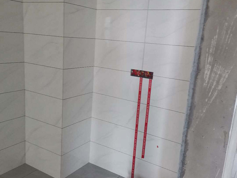 全屋電路走線：一、開槽不能太用力，工人需要按照電路圖的指示，在墻地面相應(yīng)的位置開槽，千萬不能進行盲目施工或者隨意開槽埋管，以免破壞承重墻。另外，槽道的轉(zhuǎn)角處要做好圓角處理，以防轉(zhuǎn)角處尖銳的直角刮破穿線管。 二、電線一定要穿管 電線不能直接埋入墻內(nèi)，一定要穿過PVC管，否則就容易老化與損壞，而且后期維修起來也比較困難。也就是說，不把墻體重新鑿開，都無法對電線進行更換。 三、一根管內(nèi)電線不能太多一根管道中的電線，不能超過管道橫截面積的40%。一般一根管道內(nèi)可以傳入三根電線，如果電線太多，不僅會影響管道的正常使用壽命，而且還會增加安全隱患。 四、強弱電線要分開 強電的管道不能與弱電的管道位于同一個凹槽內(nèi)。強電線更是不能與弱電線穿進同一根管道內(nèi)，否則強電線通電時產(chǎn)生的電磁波會對弱電信號產(chǎn)生很大的影響。另外，如果強電線管道與弱電線管道相交了，那就需要用鋁箔紙包裹住兩者的相交部分。五、強弱電要分色區(qū)別在電路改造</a>時，火線、零線和接地線應(yīng)該用不同顏色的電線來表示。一般情況下，火線用紅色或黑色的線表示，零線用綠色或藍色的線表示，接地線用黃綠相間的雙色線表示。另外，強電和弱電的穿線管也要注意顏色區(qū)分，強電的穿線管通常使用紅色的管子，弱電的穿線管使用綠色或藍色的管子。 六、管道內(nèi)要無接頭，電線線路需要彎曲或分支時，一定要使用專門的彎頭和護套盒進行連接。如果電線不夠長，要在護套盒內(nèi)連接，從而保證穿線管內(nèi)的電線沒有接頭。