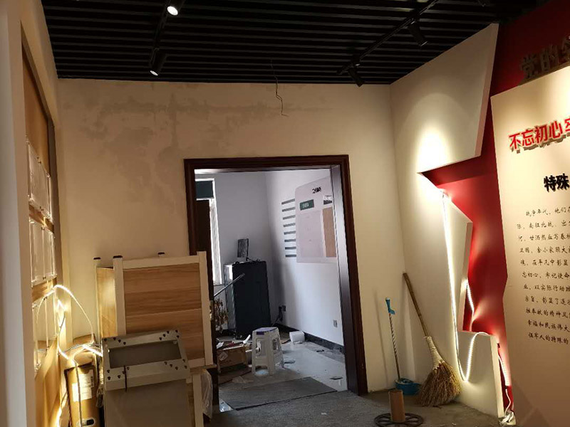 公司企業(yè)墻電路改造:用電需求進(jìn)行定位，完成定位之后，師傅會(huì)按照定位和電路走向，進(jìn)行開槽布線，開的槽要橫平豎直，這樣才是規(guī)范的做法。布線都是使用線管進(jìn)行暗埋，有PVC和冷彎管兩種，冷彎管彎曲效果很好，不會(huì)斷裂，是布線不錯(cuò)的選擇，它的轉(zhuǎn)角有一定弧度，線可以隨便更換，不需要開墻。如果選擇冷彎管的話，需要借助彎管工具，弧度是線管直徑的十倍，這樣穿線或拆線，才能暢通無阻。 (1)強(qiáng)弱電之間的距離是30-50公分，避免受到干擾，影響正常使用，甚至不安全，強(qiáng)弱電不可以在同一根管內(nèi)。 (2)管子里面的導(dǎo)線總截面面積，要比保護(hù)管截面面積小百分之四十，比如：二十的管內(nèi)最多可以穿四根2.5平方的電線。 (3)如果線管需要連接，肯定要使用接頭，接頭和管子要用膠粘牢固。線管在地面的話，需要進(jìn)行保護(hù)，預(yù)防被踩裂，影響后期檢修。