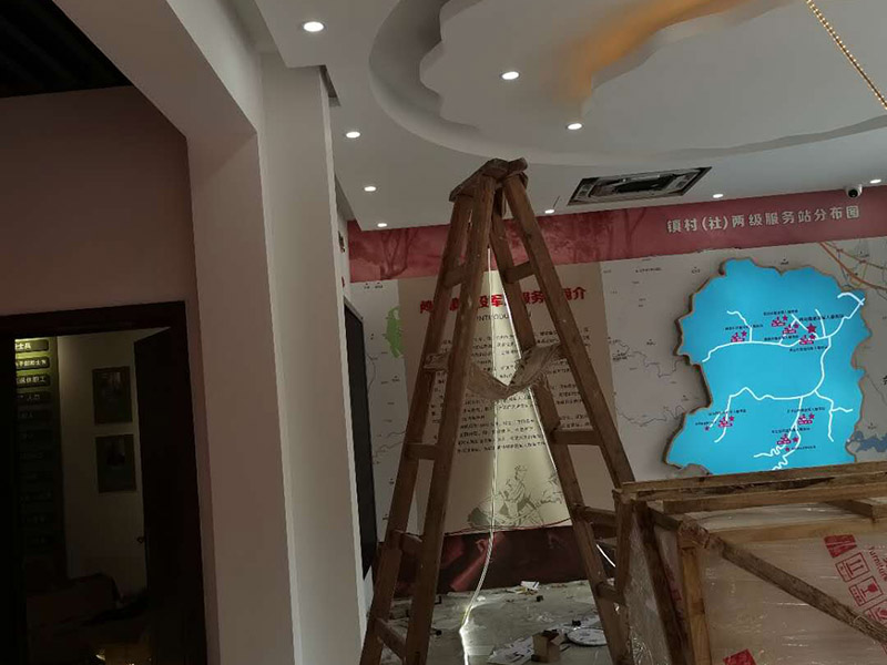 公司企業(yè)墻電路改造:用電需求進(jìn)行定位，完成定位之后，師傅會(huì)按照定位和電路走向，進(jìn)行開槽布線，開的槽要橫平豎直，這樣才是規(guī)范的做法。布線都是使用線管進(jìn)行暗埋，有PVC和冷彎管兩種，冷彎管彎曲效果很好，不會(huì)斷裂，是布線不錯(cuò)的選擇，它的轉(zhuǎn)角有一定弧度，線可以隨便更換，不需要開墻。如果選擇冷彎管的話，需要借助彎管工具，弧度是線管直徑的十倍，這樣穿線或拆線，才能暢通無阻。 (1)強(qiáng)弱電之間的距離是30-50公分，避免受到干擾，影響正常使用，甚至不安全，強(qiáng)弱電不可以在同一根管內(nèi)。 (2)管子里面的導(dǎo)線總截面面積，要比保護(hù)管截面面積小百分之四十，比如：二十的管內(nèi)最多可以穿四根2.5平方的電線。 (3)如果線管需要連接，肯定要使用接頭，接頭和管子要用膠粘牢固。線管在地面的話，需要進(jìn)行保護(hù)，預(yù)防被踩裂，影響后期檢修。