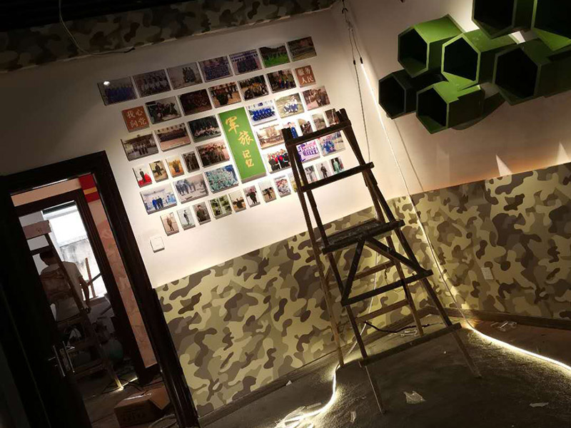 公司企業(yè)墻電路改造:用電需求進(jìn)行定位，完成定位之后，師傅會(huì)按照定位和電路走向，進(jìn)行開槽布線，開的槽要橫平豎直，這樣才是規(guī)范的做法。布線都是使用線管進(jìn)行暗埋，有PVC和冷彎管兩種，冷彎管彎曲效果很好，不會(huì)斷裂，是布線不錯(cuò)的選擇，它的轉(zhuǎn)角有一定弧度，線可以隨便更換，不需要開墻。如果選擇冷彎管的話，需要借助彎管工具，弧度是線管直徑的十倍，這樣穿線或拆線，才能暢通無阻。 (1)強(qiáng)弱電之間的距離是30-50公分，避免受到干擾，影響正常使用，甚至不安全，強(qiáng)弱電不可以在同一根管內(nèi)。 (2)管子里面的導(dǎo)線總截面面積，要比保護(hù)管截面面積小百分之四十，比如：二十的管內(nèi)最多可以穿四根2.5平方的電線。 (3)如果線管需要連接，肯定要使用接頭，接頭和管子要用膠粘牢固。線管在地面的話，需要進(jìn)行保護(hù)，預(yù)防被踩裂，影響后期檢修。