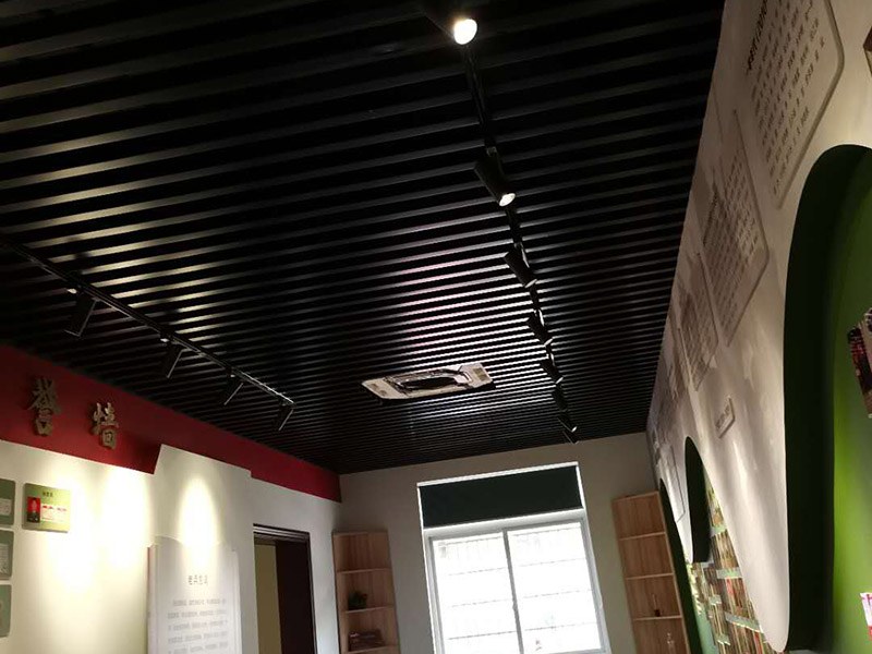 公司企業(yè)墻電路改造:用電需求進(jìn)行定位，完成定位之后，師傅會(huì)按照定位和電路走向，進(jìn)行開槽布線，開的槽要橫平豎直，這樣才是規(guī)范的做法。布線都是使用線管進(jìn)行暗埋，有PVC和冷彎管兩種，冷彎管彎曲效果很好，不會(huì)斷裂，是布線不錯(cuò)的選擇，它的轉(zhuǎn)角有一定弧度，線可以隨便更換，不需要開墻。如果選擇冷彎管的話，需要借助彎管工具，弧度是線管直徑的十倍，這樣穿線或拆線，才能暢通無阻。 (1)強(qiáng)弱電之間的距離是30-50公分，避免受到干擾，影響正常使用，甚至不安全，強(qiáng)弱電不可以在同一根管內(nèi)。 (2)管子里面的導(dǎo)線總截面面積，要比保護(hù)管截面面積小百分之四十，比如：二十的管內(nèi)最多可以穿四根2.5平方的電線。 (3)如果線管需要連接，肯定要使用接頭，接頭和管子要用膠粘牢固。線管在地面的話，需要進(jìn)行保護(hù)，預(yù)防被踩裂，影響后期檢修。