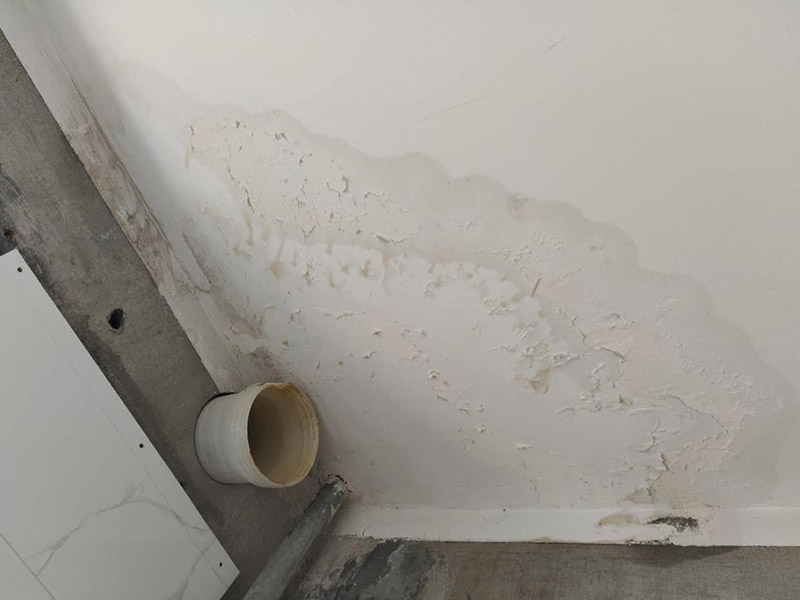 廚房裝修翻新:不同面積所用時(shí)間自然是不同的，在這段時(shí)間里，顧客還要選好裝修所用主要材料，尤其是瓷磚和櫥柜，因?yàn)闄还褚话愣际嵌ㄖ频?，需?0-35天才能完成。專業(yè)櫥柜設(shè)計(jì)師還要根據(jù)實(shí)際情況對(duì)廚房進(jìn)行設(shè)計(jì)，如確定水電路的位置，以便開(kāi)工后及時(shí)進(jìn)行水電改造。水電改造即開(kāi)槽、布線布管、驗(yàn)收等，根據(jù)工程復(fù)雜情況的不同，一般需要5~10天的時(shí)間，有時(shí)甚至更長(zhǎng)。泥瓦工程包括廚房等防水、瓷磚鋪貼等項(xiàng)目。根據(jù)瓷磚鋪貼的面積大小，所需的時(shí)間也不大相同。 舊廚房它們使用都是那種單路供水，因此在對(duì)廚房進(jìn)行履的時(shí)候就要多增加一個(gè)熱水管道。如果你家中的衛(wèi)生間空間不大的話，那么可以在把洗衣機(jī)擺放在廚房，這個(gè)時(shí)候就要安裝一個(gè)水管，同時(shí)還要地面增加一個(gè)地面排水管。這邊提醒大家一下，它也是會(huì)受結(jié)構(gòu)限制的，比如說(shuō)像水路方面只能改上水，不能改下水。在施工之前，首先要做到就是規(guī)劃好管道它的長(zhǎng)度，同時(shí)還要考慮到它貼到墻面磚后的后尺寸,特別是出墻后那個(gè)直接水龍頭的管道更加要注意。除此以外，管道的走向一定要注意避開(kāi)入墻的電線管,這樣才能避免日后水管破裂帶來(lái)一些漏水影響。