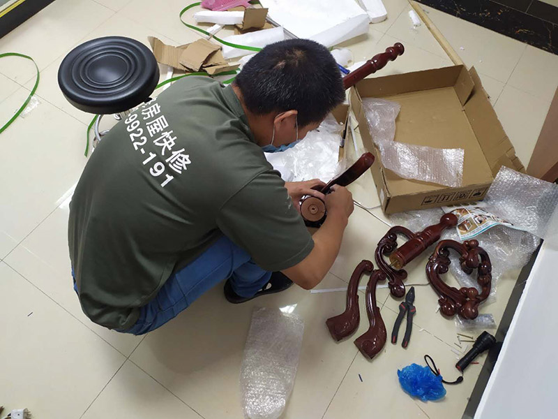 家具安裝維修：安裝時(shí)要注意家中的其它位置的保護(hù)，因?yàn)榧揖咭话阍诩已b過程中是最后進(jìn)場(不裝修的話更要保護(hù)家里的物品)，重點(diǎn)保護(hù)的對象是：地板(尤其是實(shí)木地板)、門套、門、樓梯、墻紙、壁燈等。 如果是請師傅安裝，要親自跟進(jìn)安裝過程，看是否有安裝過程中的損壞，其實(shí)這一點(diǎn)倒不會有太多的問題，因?yàn)榘惭b工都是經(jīng)驗(yàn)豐富的，如果他弄壞了您的家具，公司也會有一定的處罰。如果是自己安裝，一定要注意做好自身安全防護(hù)，地面也要有柔軟的材料防護(hù)，以免造成劃傷，刮花。