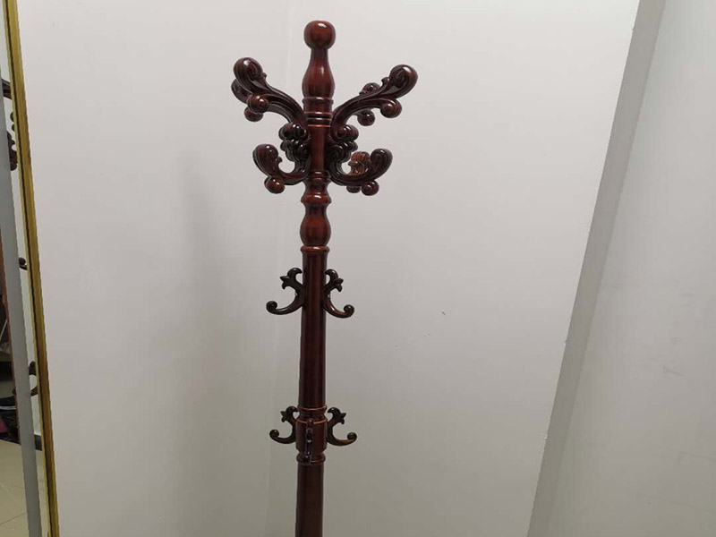 家具安裝維修：安裝時(shí)要注意家中的其它位置的保護(hù)，因?yàn)榧揖咭话阍诩已b過程中是最后進(jìn)場(不裝修的話更要保護(hù)家里的物品)，重點(diǎn)保護(hù)的對象是：地板(尤其是實(shí)木地板)、門套、門、樓梯、墻紙、壁燈等。 如果是請師傅安裝，要親自跟進(jìn)安裝過程，看是否有安裝過程中的損壞，其實(shí)這一點(diǎn)倒不會有太多的問題，因?yàn)榘惭b工都是經(jīng)驗(yàn)豐富的，如果他弄壞了您的家具，公司也會有一定的處罰。如果是自己安裝，一定要注意做好自身安全防護(hù)，地面也要有柔軟的材料防護(hù)，以免造成劃傷，刮花。