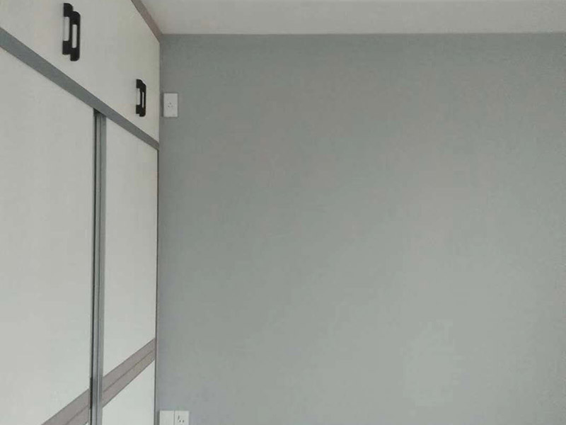 墻面乳膠漆翻新：1、使用吸塵器進(jìn)行除塵工序，利用吸塵器的毛刷充分摩擦被清潔表面，去除灰塵。 2、對于局部污染或是有油漬的地方，需要使用聚氨酯稀釋劑來清洗。 3、局部有霉藻的部位，需要使用防霉溶液清洗，晾干或噴濕后鏟除。 4、對于已經(jīng)剝落或是破損的地方，先將破損部位松動(dòng)的部分打磨掉，清理干凈，再使用柔性膩?zhàn)舆M(jìn)行修補(bǔ)。待表面修補(bǔ)平整后，再涂裝底漆。 5、先將破損、松動(dòng)的部分清理干凈，使用柔性膩?zhàn)舆M(jìn)行修補(bǔ)，表面修補(bǔ)平整后涂裝805膠水。 6、在涂刷膠水的基層上滿刮膩?zhàn)痈唷?7、涂刷底漆，要均勻涂刷一遍，要求無露底、流墜現(xiàn)象。 8、 涂刷面漆， 均勻涂刷兩遍，待靠前遍干燥后涂刷第二遍，要求無露底、流墜。