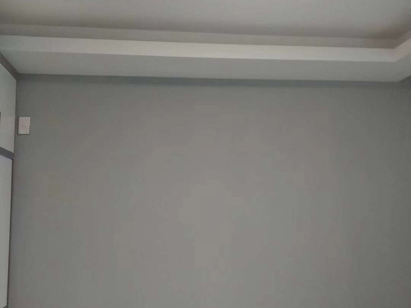 墻面乳膠漆翻新：1、使用吸塵器進(jìn)行除塵工序，利用吸塵器的毛刷充分摩擦被清潔表面，去除灰塵。 2、對于局部污染或是有油漬的地方，需要使用聚氨酯稀釋劑來清洗。 3、局部有霉藻的部位，需要使用防霉溶液清洗，晾干或噴濕后鏟除。 4、對于已經(jīng)剝落或是破損的地方，先將破損部位松動(dòng)的部分打磨掉，清理干凈，再使用柔性膩?zhàn)舆M(jìn)行修補(bǔ)。待表面修補(bǔ)平整后，再涂裝底漆。 5、先將破損、松動(dòng)的部分清理干凈，使用柔性膩?zhàn)舆M(jìn)行修補(bǔ)，表面修補(bǔ)平整后涂裝805膠水。 6、在涂刷膠水的基層上滿刮膩?zhàn)痈唷?7、涂刷底漆，要均勻涂刷一遍，要求無露底、流墜現(xiàn)象。 8、 涂刷面漆， 均勻涂刷兩遍，待靠前遍干燥后涂刷第二遍，要求無露底、流墜。