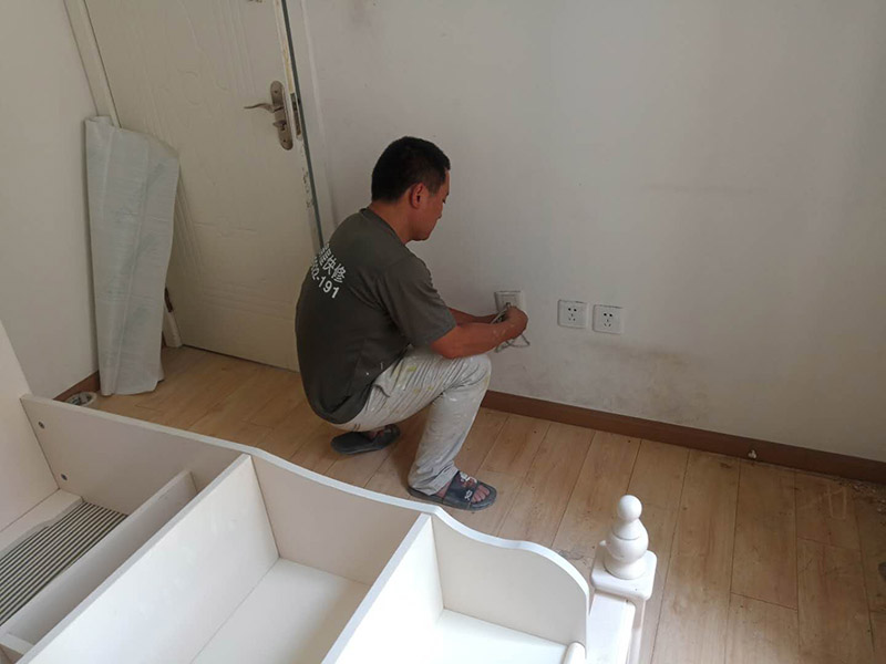 地板家具保護(hù)：成品保護(hù)的目的 為加快先進(jìn)技術(shù)與現(xiàn)代管理方法和手段在項(xiàng)目的運(yùn)用，努力降低成本，提高工程質(zhì)量，確保全面實(shí)現(xiàn)對業(yè)主的承諾。施工現(xiàn)場隨著施工進(jìn)行，成品保護(hù)工作顯得尤為重要，做好成品保護(hù)工作，是在施工過程中要對已完工分項(xiàng)進(jìn)行保護(hù)，否則一旦造成損壞，將會(huì)增加修復(fù)工作，帶來工、料浪費(fèi)、工期拖延及經(jīng)濟(jì)損失。