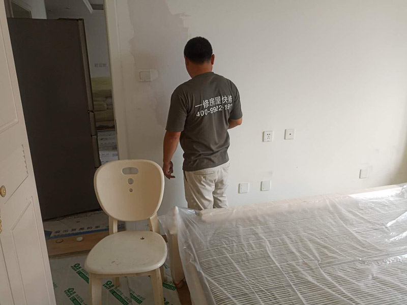 地板家具保護(hù)：成品保護(hù)的目的 為加快先進(jìn)技術(shù)與現(xiàn)代管理方法和手段在項(xiàng)目的運(yùn)用，努力降低成本，提高工程質(zhì)量，確保全面實(shí)現(xiàn)對業(yè)主的承諾。施工現(xiàn)場隨著施工進(jìn)行，成品保護(hù)工作顯得尤為重要，做好成品保護(hù)工作，是在施工過程中要對已完工分項(xiàng)進(jìn)行保護(hù)，否則一旦造成損壞，將會(huì)增加修復(fù)工作，帶來工、料浪費(fèi)、工期拖延及經(jīng)濟(jì)損失。