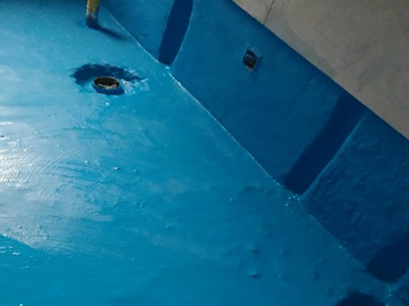 衛(wèi)生間改造防水涂刷:刷第一遍防水涂料。施工前確保工地干凈、干燥，防水涂料要涂滿，無遺漏，與基層結(jié)合牢固，無裂紋，無氣泡，無脫落現(xiàn)象。涂刷高度一致，厚度要達(dá)到產(chǎn)品規(guī)定要求。刷第二遍防水涂料。注意、第二遍防水涂料間需要有一定時間間隔，待遍涂料干透后才能進(jìn)行第二遍，具體時間視涂料而定。間隔時間太短，防水的效果會大打折扣。 鋪保護(hù)層。為防止之后的施工破壞防水層，需在防水涂料表面鋪上保護(hù)層。保護(hù)層要完全覆蓋防水層，無遺漏，與基層結(jié)合牢固，無裂紋，無氣泡，無脫落現(xiàn)象。 閉水試驗(yàn)。閉水試驗(yàn)時，地面點(diǎn)的水線不能低于2厘米，保存至少24小時，觀察無滲漏現(xiàn)象后方算合格。如有滲漏，需重做，切莫不能疏忽大意。