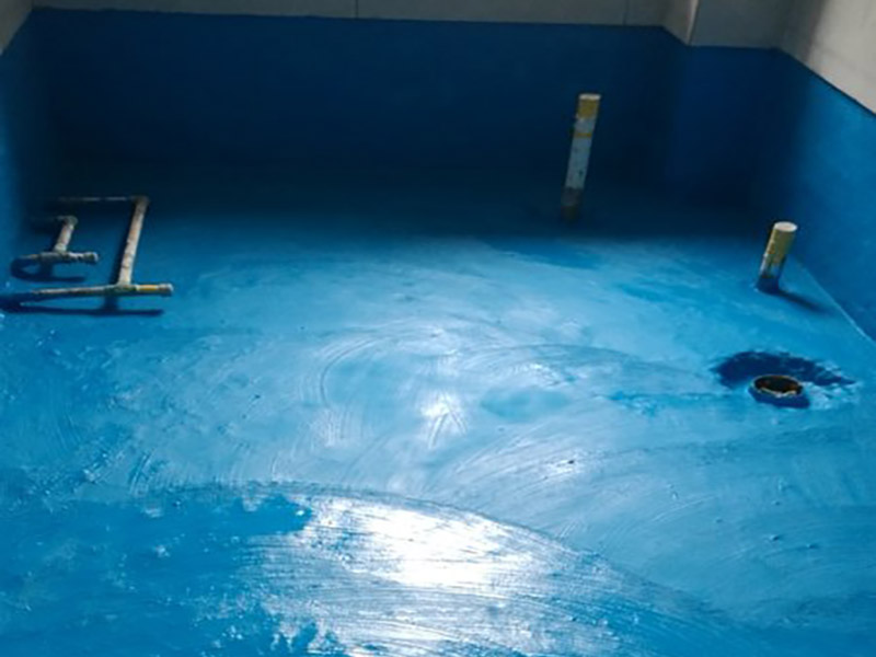 衛(wèi)生間改造防水涂刷:刷第一遍防水涂料。施工前確保工地干凈、干燥，防水涂料要涂滿，無遺漏，與基層結(jié)合牢固，無裂紋，無氣泡，無脫落現(xiàn)象。涂刷高度一致，厚度要達(dá)到產(chǎn)品規(guī)定要求。刷第二遍防水涂料。注意、第二遍防水涂料間需要有一定時間間隔，待遍涂料干透后才能進(jìn)行第二遍，具體時間視涂料而定。間隔時間太短，防水的效果會大打折扣。 鋪保護(hù)層。為防止之后的施工破壞防水層，需在防水涂料表面鋪上保護(hù)層。保護(hù)層要完全覆蓋防水層，無遺漏，與基層結(jié)合牢固，無裂紋，無氣泡，無脫落現(xiàn)象。 閉水試驗(yàn)。閉水試驗(yàn)時，地面點(diǎn)的水線不能低于2厘米，保存至少24小時，觀察無滲漏現(xiàn)象后方算合格。如有滲漏，需重做，切莫不能疏忽大意。