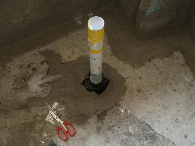 衛(wèi)生間改造管道維修:衛(wèi)生間的排水管道盡量不要做大的改動(dòng)，換掉出現(xiàn)問題的管道，水壓不夠的老房子，可以加增壓泵，泵的大小根據(jù)水壓的大小而定。 浴室翻新要增加一定的插座開關(guān)、水管，或?qū)系牟遄_關(guān)做一些移位，以符合新格局下人們的使用習(xí)慣。為了確保隱蔽工程的質(zhì)量和售后服務(wù)，通常要在新舊線路銜接的位置用空白面板或是新增插座的方式做標(biāo)記，萬一出現(xiàn)問題維修時(shí)容易找到問題點(diǎn)。在選擇電線、水管時(shí)，最好統(tǒng)一使用品質(zhì)比較好的電線、水管等，以打好隱蔽工程這個(gè)底子。