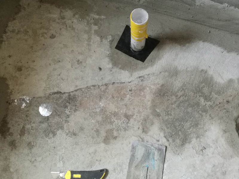 衛(wèi)生間改造管道維修:衛(wèi)生間的排水管道盡量不要做大的改動(dòng)，換掉出現(xiàn)問題的管道，水壓不夠的老房子，可以加增壓泵，泵的大小根據(jù)水壓的大小而定。 浴室翻新要增加一定的插座開關(guān)、水管，或?qū)系牟遄_關(guān)做一些移位，以符合新格局下人們的使用習(xí)慣。為了確保隱蔽工程的質(zhì)量和售后服務(wù)，通常要在新舊線路銜接的位置用空白面板或是新增插座的方式做標(biāo)記，萬一出現(xiàn)問題維修時(shí)容易找到問題點(diǎn)。在選擇電線、水管時(shí)，最好統(tǒng)一使用品質(zhì)比較好的電線、水管等，以打好隱蔽工程這個(gè)底子。