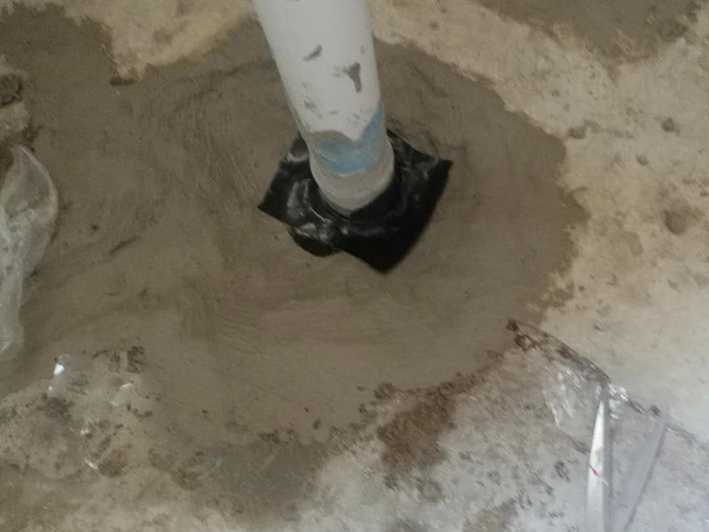 衛(wèi)生間改造管道維修:衛(wèi)生間的排水管道盡量不要做大的改動(dòng)，換掉出現(xiàn)問題的管道，水壓不夠的老房子，可以加增壓泵，泵的大小根據(jù)水壓的大小而定。 浴室翻新要增加一定的插座開關(guān)、水管，或?qū)系牟遄_關(guān)做一些移位，以符合新格局下人們的使用習(xí)慣。為了確保隱蔽工程的質(zhì)量和售后服務(wù)，通常要在新舊線路銜接的位置用空白面板或是新增插座的方式做標(biāo)記，萬一出現(xiàn)問題維修時(shí)容易找到問題點(diǎn)。在選擇電線、水管時(shí)，最好統(tǒng)一使用品質(zhì)比較好的電線、水管等，以打好隱蔽工程這個(gè)底子。