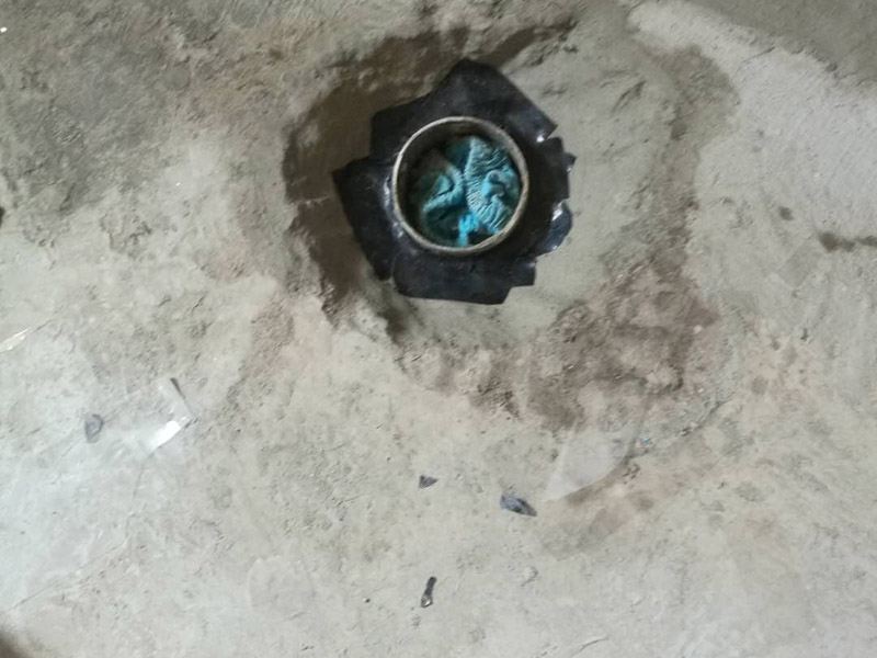 衛(wèi)生間改造管道維修:衛(wèi)生間的排水管道盡量不要做大的改動(dòng)，換掉出現(xiàn)問題的管道，水壓不夠的老房子，可以加增壓泵，泵的大小根據(jù)水壓的大小而定。 浴室翻新要增加一定的插座開關(guān)、水管，或?qū)系牟遄_關(guān)做一些移位，以符合新格局下人們的使用習(xí)慣。為了確保隱蔽工程的質(zhì)量和售后服務(wù)，通常要在新舊線路銜接的位置用空白面板或是新增插座的方式做標(biāo)記，萬一出現(xiàn)問題維修時(shí)容易找到問題點(diǎn)。在選擇電線、水管時(shí)，最好統(tǒng)一使用品質(zhì)比較好的電線、水管等，以打好隱蔽工程這個(gè)底子。