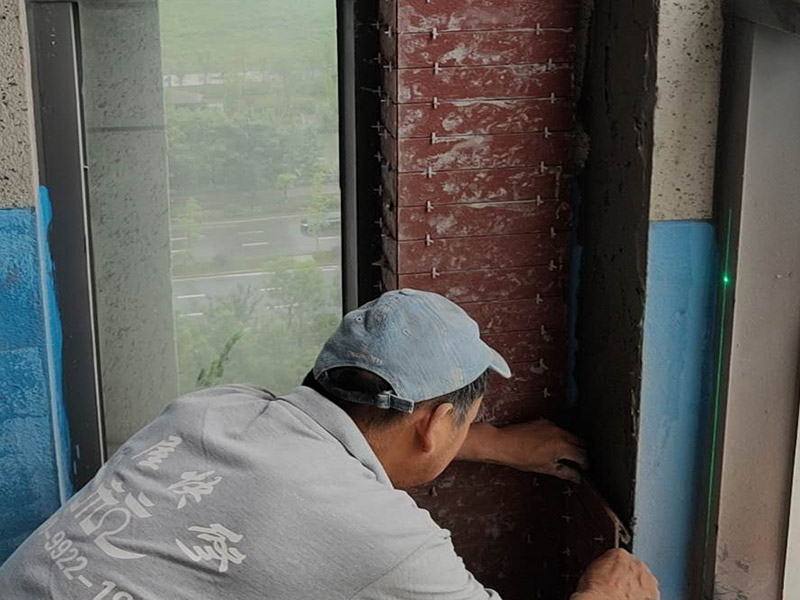 陽臺防水貼磚:在粘結劑量置晾時間內，將準備好的瓷磚鋪壓到位，垂直于梳理方向輕微搓動以排出磚下的空氣。鋪貼到位后用橡皮錘輕擊，用尺寸合適的十字定位架來調整表面平整度及接縫的平直。鋪設好的磚面應該及時清理干凈，特別是去除殘留其上的粘結劑。合格的粘結劑干硬后即使在陶瓷磚面上也不易被清除掉。清理好的瓷磚面應該立即擺放標識進行隔離，避免污染或擾動，直到下一個填縫工序。