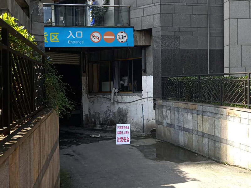 高空外墻施工措施:1.凡從事高處作業(yè)人員,必須定期進(jìn)行體格檢查,凡不適宜高處作業(yè)的人員,不得從事此項(xiàng)工作; 2.雙層作業(yè)或靠近交通要道作業(yè)時(shí)要設(shè)置隔離措施; 3.進(jìn)行高處作業(yè)時(shí),要根據(jù)具體情況使用符合要求的腳手架、腳手板、吊架、梯子、跳板、安全帶等... 4.高處作業(yè)人員必須戴安全帶,穿防滑鞋; 5.腳手架要牢固穩(wěn)定,并經(jīng)常清除雜物。冬季要隨時(shí)清掃冰雪。在過道上要有防護(hù)措施;