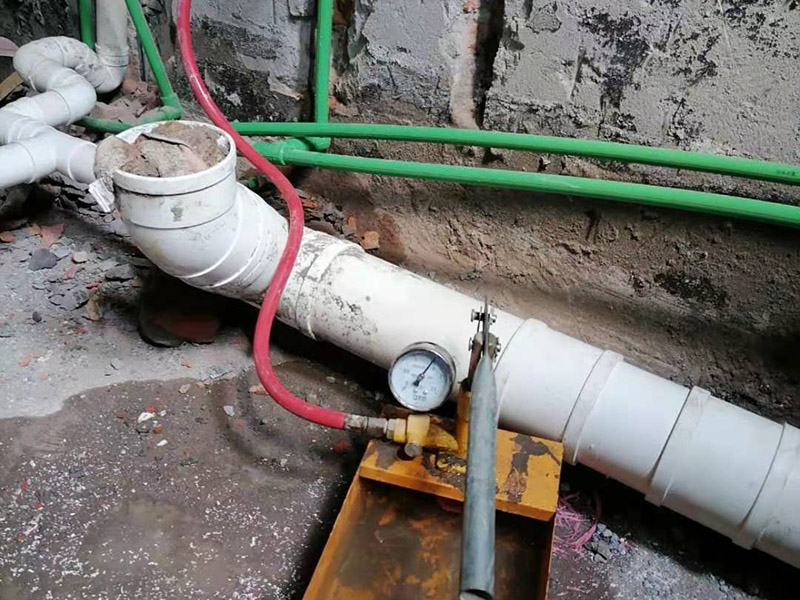 衛(wèi)生間下水管安裝：下排水: 下排水是排水口在地面上，下水管豎著穿過樓板，管道直接通向樓下，裝下排水我習(xí)慣把返水彎裝在最底下，這樣要是還有別的下水，可共用一個(gè)返水彎。 做下水一般用50的返水彎，要是還有別的下水，就加三通，要用上面途中那種斜三通，這樣水流得通暢。大多時(shí)廚房下水都比較復(fù)雜，有時(shí)自己都繞進(jìn)去了，水路之所以難做主要是因?yàn)榈胤教。瑱还窭镞€裝著別的電器，如垃圾處理器、小廚寶、凈水器等，有的還要連接洗衣機(jī)等。