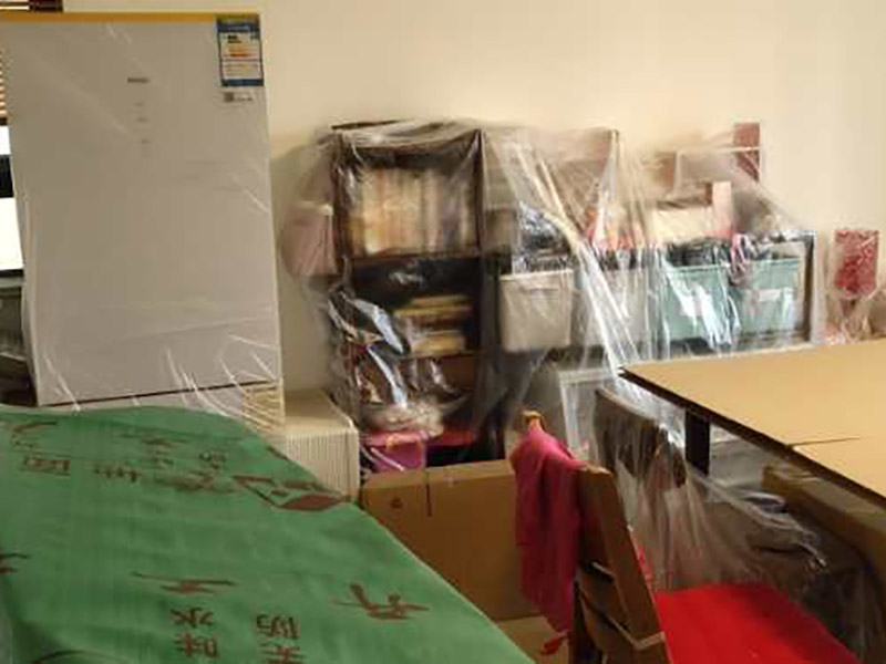 家具保護(hù)維修：在裝修前，施工人員都要提前做好油漆的準(zhǔn)備工作，一般包括油漆涂漆環(huán)境的清理、家具的保護(hù)措施等，比如在門、窗框最好粘貼一層分色紙，木柜、隔板的家具外面最好有一層報(bào)紙包裹著，這樣就可以避免油漆滴落在家具表面被弄臟的情況發(fā)生。
