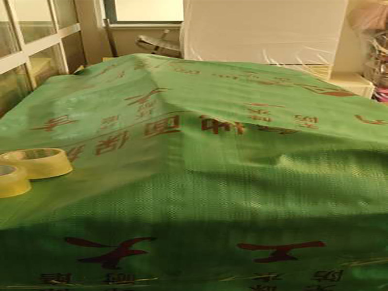 家具保護(hù)維修：在裝修前，施工人員都要提前做好油漆的準(zhǔn)備工作，一般包括油漆涂漆環(huán)境的清理、家具的保護(hù)措施等，比如在門、窗框最好粘貼一層分色紙，木柜、隔板的家具外面最好有一層報(bào)紙包裹著，這樣就可以避免油漆滴落在家具表面被弄臟的情況發(fā)生。