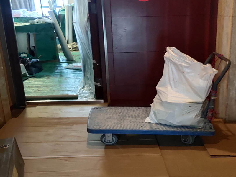 家具保護(hù)維修：在裝修前，施工人員都要提前做好油漆的準(zhǔn)備工作，一般包括油漆涂漆環(huán)境的清理、家具的保護(hù)措施等，比如在門、窗框最好粘貼一層分色紙，木柜、隔板的家具外面最好有一層報(bào)紙包裹著，這樣就可以避免油漆滴落在家具表面被弄臟的情況發(fā)生。