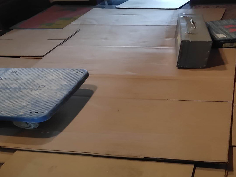 家具保護(hù)維修：在裝修前，施工人員都要提前做好油漆的準(zhǔn)備工作，一般包括油漆涂漆環(huán)境的清理、家具的保護(hù)措施等，比如在門、窗框最好粘貼一層分色紙，木柜、隔板的家具外面最好有一層報(bào)紙包裹著，這樣就可以避免油漆滴落在家具表面被弄臟的情況發(fā)生。