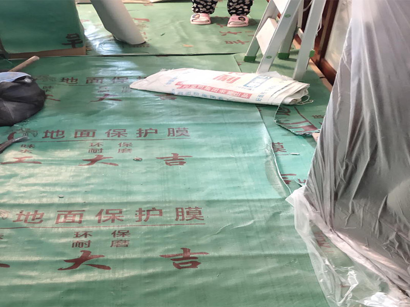 家具保護(hù)維修：在裝修前，施工人員都要提前做好油漆的準(zhǔn)備工作，一般包括油漆涂漆環(huán)境的清理、家具的保護(hù)措施等，比如在門、窗框最好粘貼一層分色紙，木柜、隔板的家具外面最好有一層報(bào)紙包裹著，這樣就可以避免油漆滴落在家具表面被弄臟的情況發(fā)生。