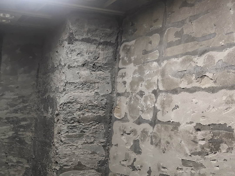 廁所防水貼磚：衛(wèi)生間的防水工作流程，都是在地面用水泥砂漿找平一次，等它干透后再做防水。一般的防水施工要做2到3遍，而且防水的順序也是有講究的，比如，要先做完墻面防水再貼墻磚，其次才可以做地面防水，再貼地磚。因?yàn)榈孛娼?jīng)常會踩來踩去，地面防水如果先做了會很容易踩壞。 一般情況下，在2到3遍的防水層全部做好后，會有5到7天的固化期，所以自然的，貼瓷磚肯定是要等到這之后才能做，所以做完防水就立馬貼瓷磚，就大錯(cuò)特錯(cuò)了。但事無絕對，固化期到了，我們也需要重新測試防水做的好不好，漏不漏水，這就需要再加水測試24小時(shí)后看看家里地面水位是否下降，或者看看樓下鄰居的衛(wèi)生間有沒有漏水的痕跡。