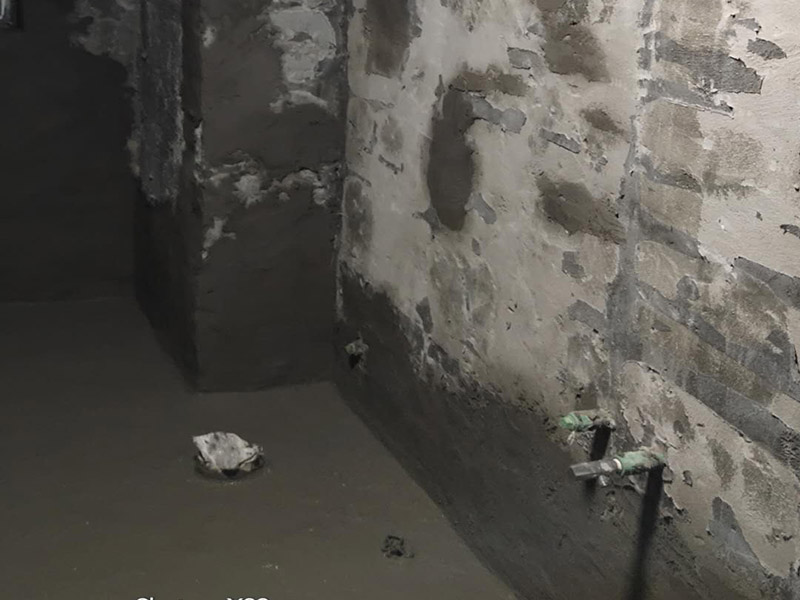 廁所防水貼磚：衛(wèi)生間的防水工作流程，都是在地面用水泥砂漿找平一次，等它干透后再做防水。一般的防水施工要做2到3遍，而且防水的順序也是有講究的，比如，要先做完墻面防水再貼墻磚，其次才可以做地面防水，再貼地磚。因?yàn)榈孛娼?jīng)常會踩來踩去，地面防水如果先做了會很容易踩壞。 一般情況下，在2到3遍的防水層全部做好后，會有5到7天的固化期，所以自然的，貼瓷磚肯定是要等到這之后才能做，所以做完防水就立馬貼瓷磚，就大錯(cuò)特錯(cuò)了。但事無絕對，固化期到了，我們也需要重新測試防水做的好不好，漏不漏水，這就需要再加水測試24小時(shí)后看看家里地面水位是否下降，或者看看樓下鄰居的衛(wèi)生間有沒有漏水的痕跡。