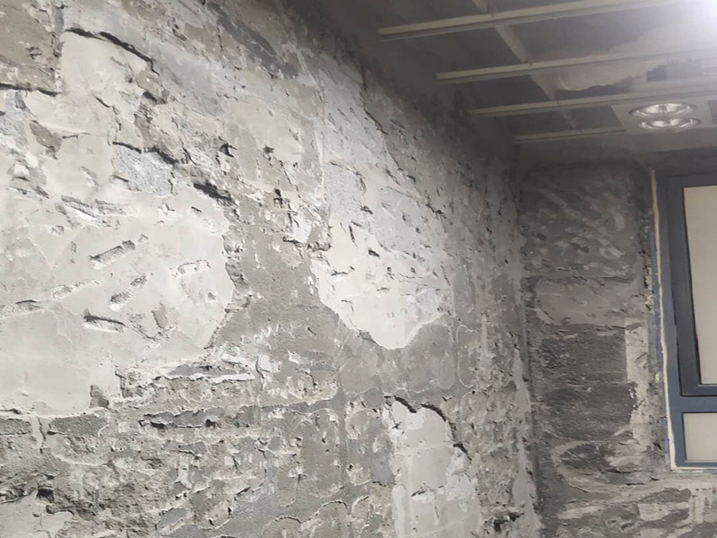 廁所防水貼磚：衛(wèi)生間的防水工作流程，都是在地面用水泥砂漿找平一次，等它干透后再做防水。一般的防水施工要做2到3遍，而且防水的順序也是有講究的，比如，要先做完墻面防水再貼墻磚，其次才可以做地面防水，再貼地磚。因?yàn)榈孛娼?jīng)常會踩來踩去，地面防水如果先做了會很容易踩壞。 一般情況下，在2到3遍的防水層全部做好后，會有5到7天的固化期，所以自然的，貼瓷磚肯定是要等到這之后才能做，所以做完防水就立馬貼瓷磚，就大錯(cuò)特錯(cuò)了。但事無絕對，固化期到了，我們也需要重新測試防水做的好不好，漏不漏水，這就需要再加水測試24小時(shí)后看看家里地面水位是否下降，或者看看樓下鄰居的衛(wèi)生間有沒有漏水的痕跡。