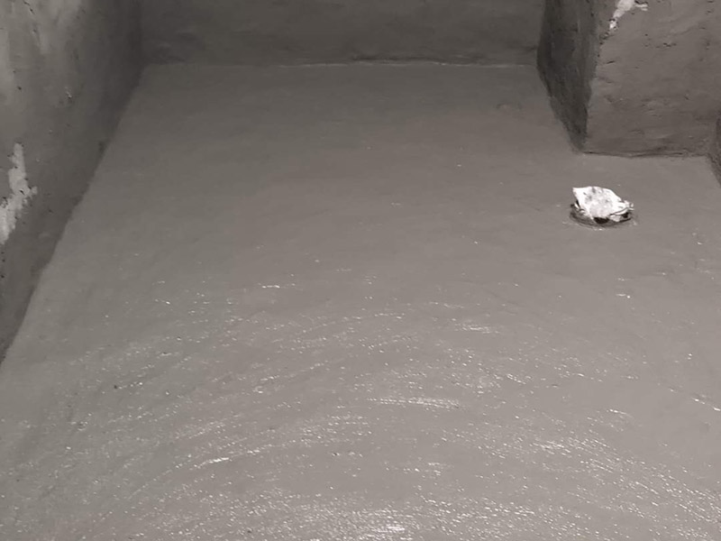 廁所防水貼磚：衛(wèi)生間的防水工作流程，都是在地面用水泥砂漿找平一次，等它干透后再做防水。一般的防水施工要做2到3遍，而且防水的順序也是有講究的，比如，要先做完墻面防水再貼墻磚，其次才可以做地面防水，再貼地磚。因?yàn)榈孛娼?jīng)常會踩來踩去，地面防水如果先做了會很容易踩壞。 一般情況下，在2到3遍的防水層全部做好后，會有5到7天的固化期，所以自然的，貼瓷磚肯定是要等到這之后才能做，所以做完防水就立馬貼瓷磚，就大錯(cuò)特錯(cuò)了。但事無絕對，固化期到了，我們也需要重新測試防水做的好不好，漏不漏水，這就需要再加水測試24小時(shí)后看看家里地面水位是否下降，或者看看樓下鄰居的衛(wèi)生間有沒有漏水的痕跡。