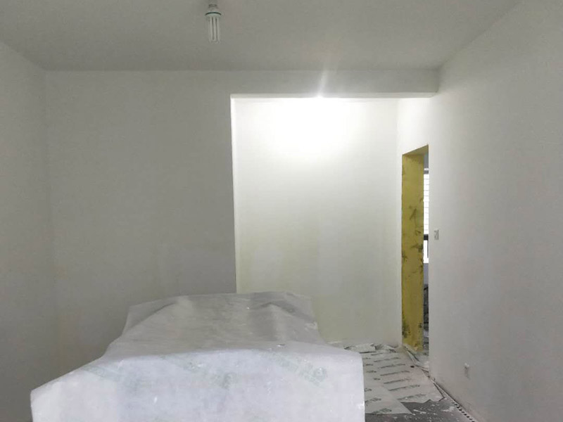 全屋墻面刷白維修：基層處理，若混凝土表面很光滑，應對其表面進行“毛化°處理，其方法有兩種：一種是將其光滑的表面用尖鉆剔毛，剔去光面，使其表面粗糙不平，用水濕潤基層。 修補膩子，用水石膏將墻面等基層上磕碰的坑凹、縫隙等處分遍找平，干燥后用1號砂紙將凸出處磨平，并將浮塵等掃凈，一般刮三遍，干后用砂紙打磨平整。該步驟在上乳膠漆前進行。通過填補或者整體處理的方式，清除基層表面高低不平的部分，保持墻面的平整光滑。 第一遍用膠皮刮板橫向滿刮，一刮板緊接著一刮板，接頭不得留槎，每刮一刮板最后收頭時，要注意收的要干凈利落。干燥后用1號砂紙磨，將浮膩子及斑跡磨平磨光，再將墻面清掃干凈。 第二遍用膠皮刮板豎向滿刮，所用材料和方法同第一遍膩子，干燥后用1號砂紙磨平并清掃干凈。 第三遍用膠皮刮板找補膩子，用鋼片刮板滿刮膩子，將墻面等基層刮平刮光，干燥后用細砂紙磨平磨光，注意不要漏磨或將膩子磨穿。