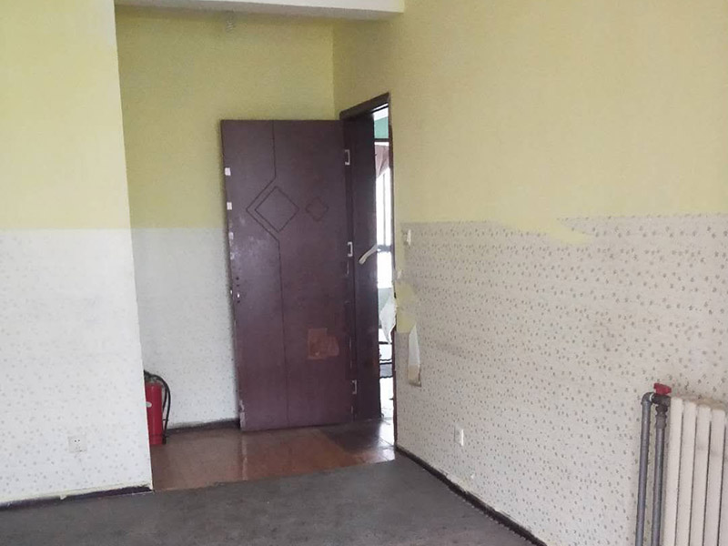 全屋墻面刷白維修：基層處理，若混凝土表面很光滑，應對其表面進行“毛化°處理，其方法有兩種：一種是將其光滑的表面用尖鉆剔毛，剔去光面，使其表面粗糙不平，用水濕潤基層。 修補膩子，用水石膏將墻面等基層上磕碰的坑凹、縫隙等處分遍找平，干燥后用1號砂紙將凸出處磨平，并將浮塵等掃凈，一般刮三遍，干后用砂紙打磨平整。該步驟在上乳膠漆前進行。通過填補或者整體處理的方式，清除基層表面高低不平的部分，保持墻面的平整光滑。 第一遍用膠皮刮板橫向滿刮，一刮板緊接著一刮板，接頭不得留槎，每刮一刮板最后收頭時，要注意收的要干凈利落。干燥后用1號砂紙磨，將浮膩子及斑跡磨平磨光，再將墻面清掃干凈。 第二遍用膠皮刮板豎向滿刮，所用材料和方法同第一遍膩子，干燥后用1號砂紙磨平并清掃干凈。 第三遍用膠皮刮板找補膩子，用鋼片刮板滿刮膩子，將墻面等基層刮平刮光，干燥后用細砂紙磨平磨光，注意不要漏磨或將膩子磨穿。