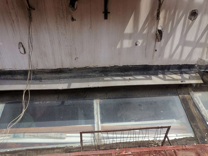 屋頂外墻防水修補(bǔ)：清理基層，新舊面層必須清理干凈，不得有雜物和灰塵，以免影響粘結(jié)強(qiáng)度，涂刷防水涂料時(shí)基層應(yīng)干燥。接下來，清理死角，也就是所謂的陰陽角、施工縫、伸縮縫等比較重要的部位進(jìn)行處理，尤其注意的是泄水孔要加強(qiáng)處理，需要涂刷2－3遍防水底層涂料。防水涂料必須按照產(chǎn)品使用說明進(jìn)行配比，按A：B＝2：1的比例進(jìn)行配比，攪拌時(shí)間約3-5，并攪拌至甲、乙兩組份的混合液體均勻?yàn)橹?。將攪拌均勻的晨光防水涂料根?jù)現(xiàn)場(chǎng)要涂刷的面積開始涂刷，基層涂刷要大于粘卷材的面積，不要超過三十。刷第二次涂料之前必須要等一次涂料完全凝固后方可再次涂刷，底層涂料次涂刷完畢后約4—8左右。