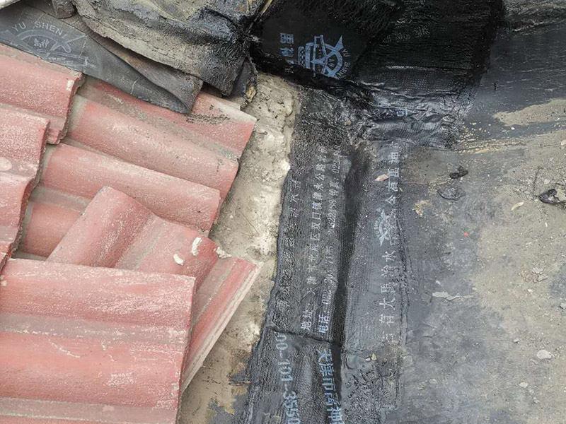 屋頂外墻防水修補(bǔ)：清理基層，新舊面層必須清理干凈，不得有雜物和灰塵，以免影響粘結(jié)強(qiáng)度，涂刷防水涂料時(shí)基層應(yīng)干燥。接下來，清理死角，也就是所謂的陰陽角、施工縫、伸縮縫等比較重要的部位進(jìn)行處理，尤其注意的是泄水孔要加強(qiáng)處理，需要涂刷2－3遍防水底層涂料。防水涂料必須按照產(chǎn)品使用說明進(jìn)行配比，按A：B＝2：1的比例進(jìn)行配比，攪拌時(shí)間約3-5，并攪拌至甲、乙兩組份的混合液體均勻?yàn)橹埂嚢杈鶆虻某抗夥浪苛细鶕?jù)現(xiàn)場(chǎng)要涂刷的面積開始涂刷，基層涂刷要大于粘卷材的面積，不要超過三十。刷第二次涂料之前必須要等一次涂料完全凝固后方可再次涂刷，底層涂料次涂刷完畢后約4—8左右。