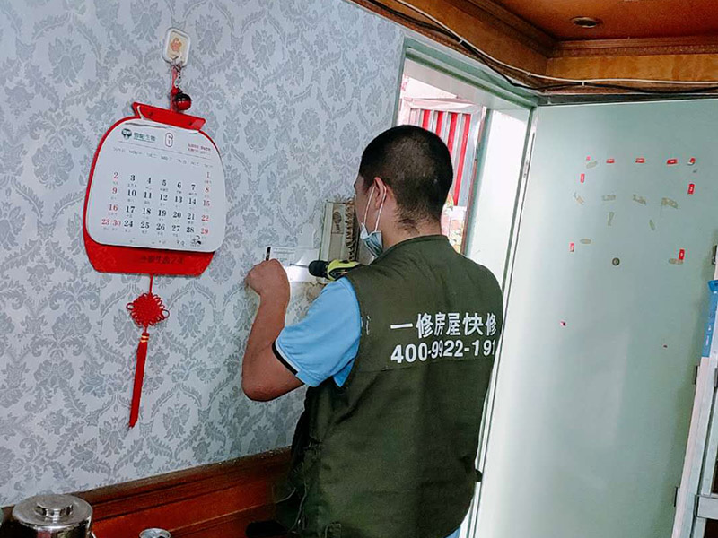 電路打孔安裝：彈線定位  根據(jù)線路圖，經(jīng)過測量確定線管走向，標高，開關(guān)，插座等位置，用墨斗彈出位置，便于后期工作。確定位置后沿著墨斗彈線位置進行開槽打孔處理。要求必須橫平豎直，槽深度等于線管直徑+10MM。其中需要注意的是不能橫向開槽，不能再承重結(jié)構(gòu)上開槽，否則可能會使墻體的受力結(jié)構(gòu)受到影響。電線管敷設(shè)。