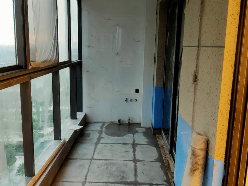 陽(yáng)臺(tái)地磚墻磚鋪貼：現(xiàn)在比較普遍的地面磚鋪貼方法就是濕鋪法，這種鋪貼方法與干鋪法不同之處在于將1：3的干性水泥漿替換成水泥沙漿和普通水。需要注意的是這種鋪貼法在鋪貼過程中容易產(chǎn)生氣泡和空鼓，這樣就會(huì)影響地磚的使用壽命。也是因?yàn)檫@種原因使其價(jià)格便宜，操作簡(jiǎn)單。