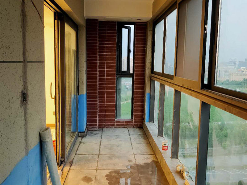 陽(yáng)臺(tái)地磚墻磚鋪貼：現(xiàn)在比較普遍的地面磚鋪貼方法就是濕鋪法，這種鋪貼方法與干鋪法不同之處在于將1：3的干性水泥漿替換成水泥沙漿和普通水。需要注意的是這種鋪貼法在鋪貼過程中容易產(chǎn)生氣泡和空鼓，這樣就會(huì)影響地磚的使用壽命。也是因?yàn)檫@種原因使其價(jià)格便宜，操作簡(jiǎn)單。